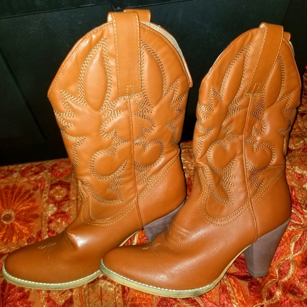 NWOT heeled Cowboy Boots